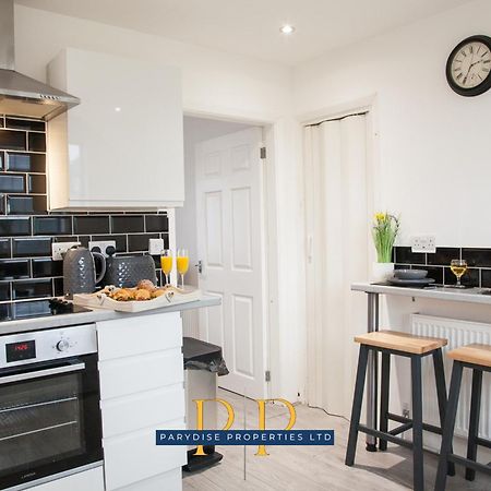 The Knutton House - Spacious Comfort By Parydise Properties - Leisure & Business Stays - Sleeps 7 ニューカッスル・アンダー・ライム エクステリア 写真