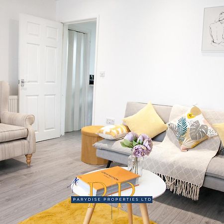 The Knutton House - Spacious Comfort By Parydise Properties - Leisure & Business Stays - Sleeps 7 ニューカッスル・アンダー・ライム エクステリア 写真