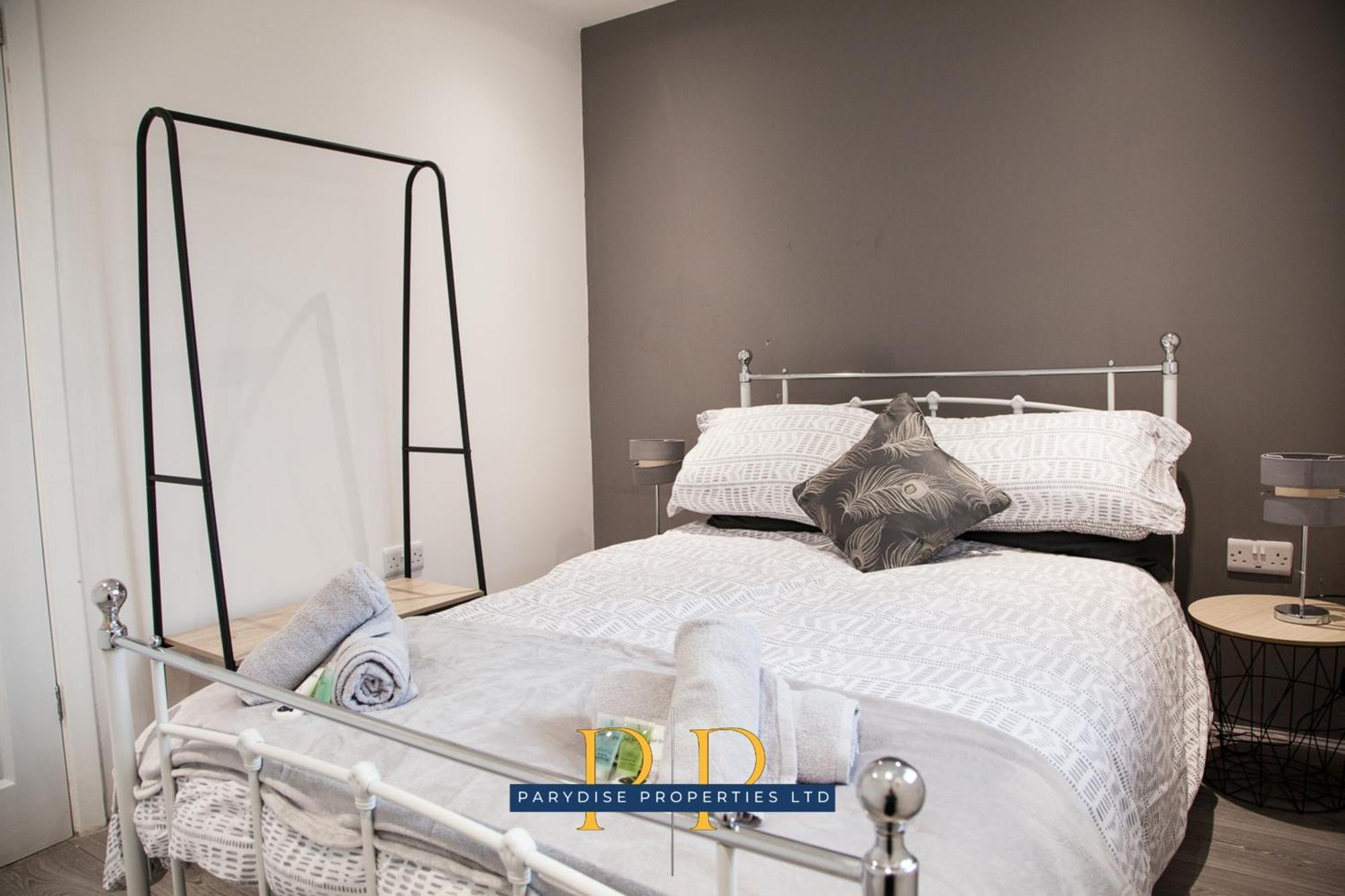 The Knutton House - Spacious Comfort By Parydise Properties - Leisure & Business Stays - Sleeps 7 ニューカッスル・アンダー・ライム エクステリア 写真