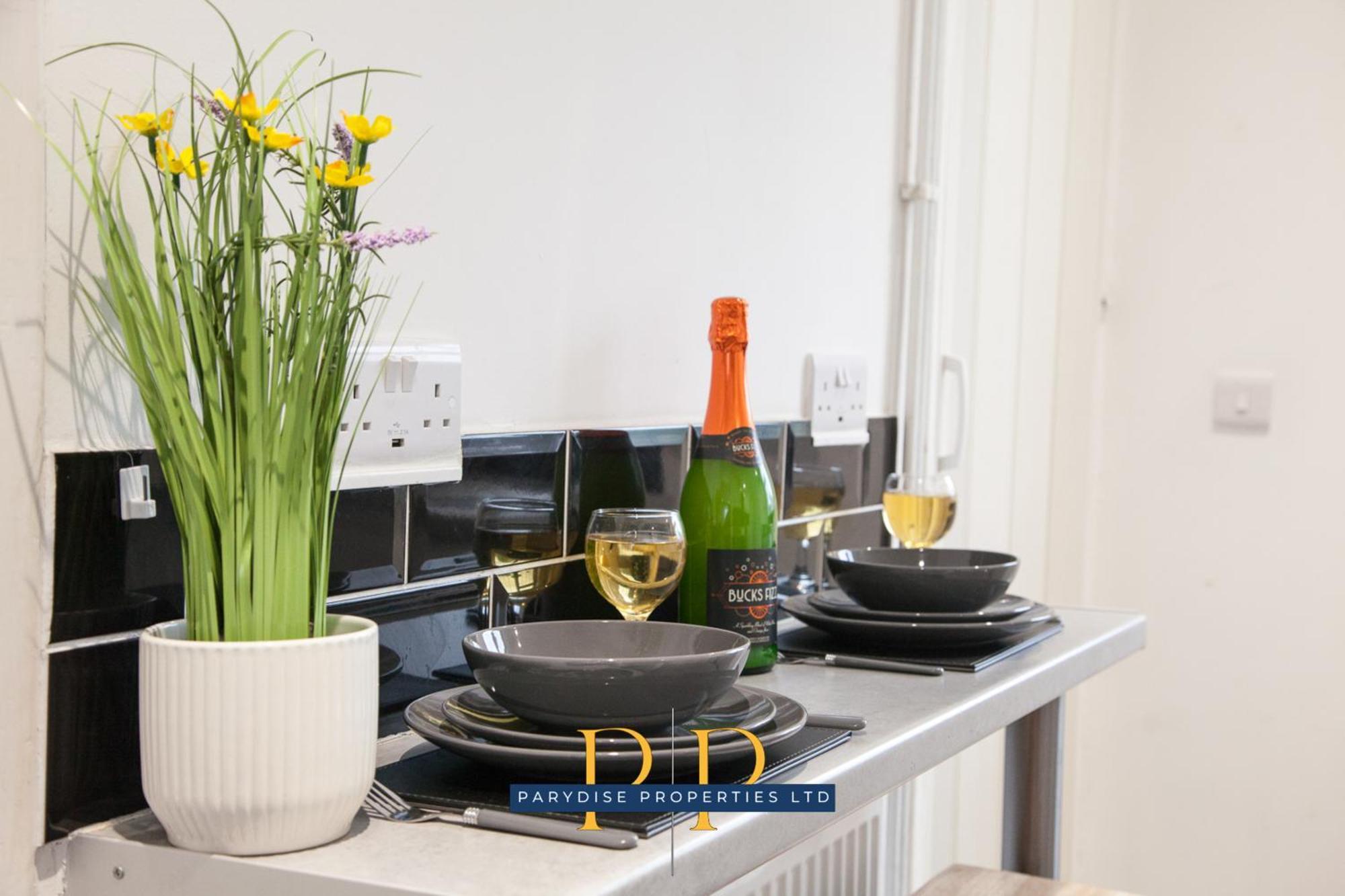 The Knutton House - Spacious Comfort By Parydise Properties - Leisure & Business Stays - Sleeps 7 ニューカッスル・アンダー・ライム エクステリア 写真