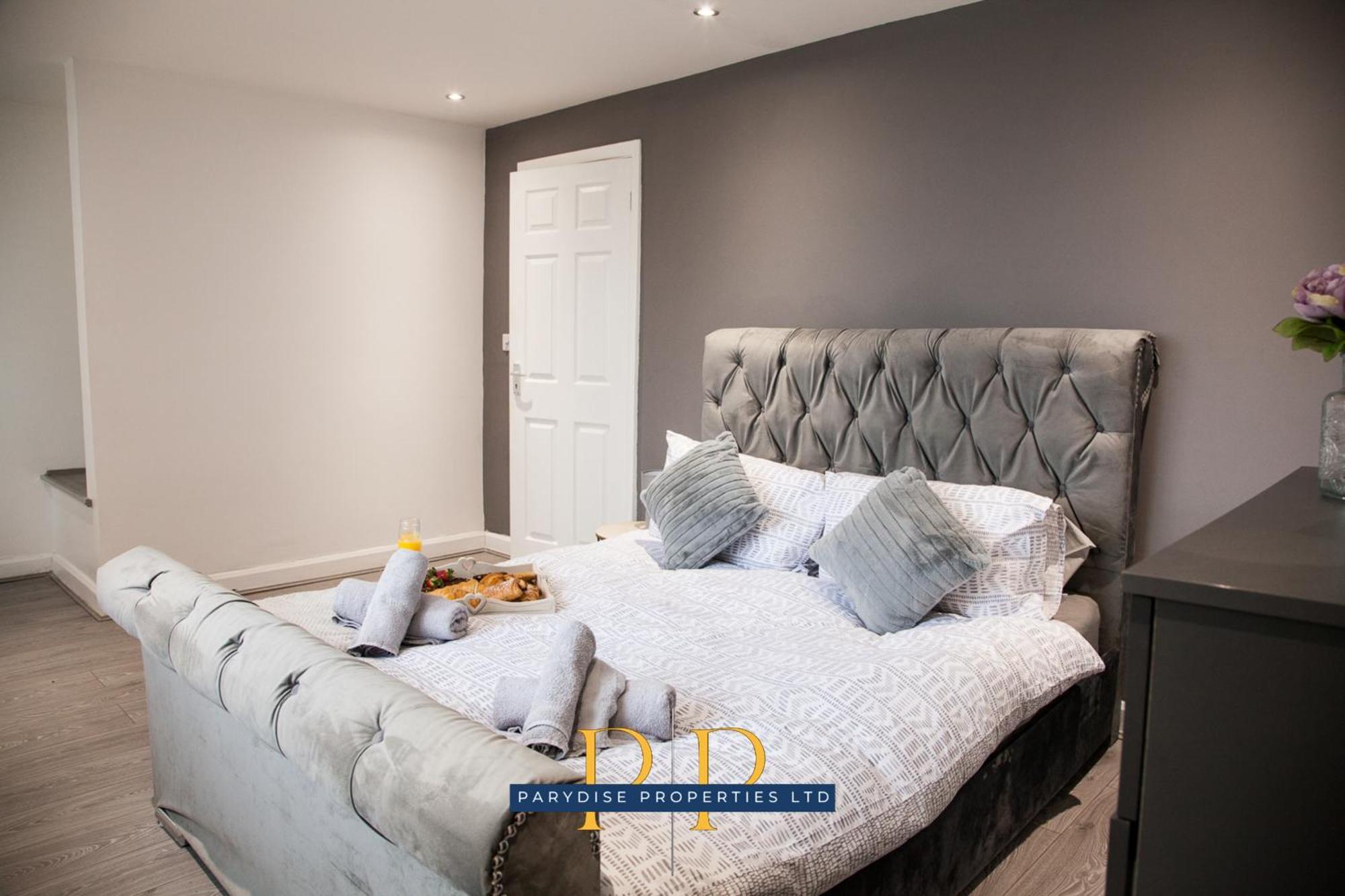 The Knutton House - Spacious Comfort By Parydise Properties - Leisure & Business Stays - Sleeps 7 ニューカッスル・アンダー・ライム エクステリア 写真