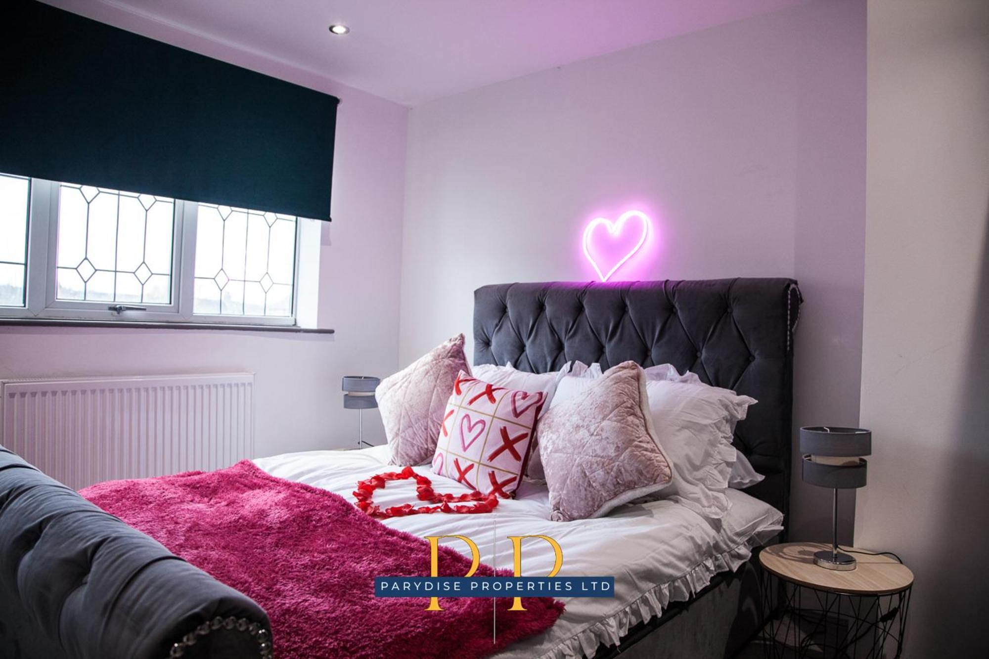 The Knutton House - Spacious Comfort By Parydise Properties - Leisure & Business Stays - Sleeps 7 ニューカッスル・アンダー・ライム エクステリア 写真