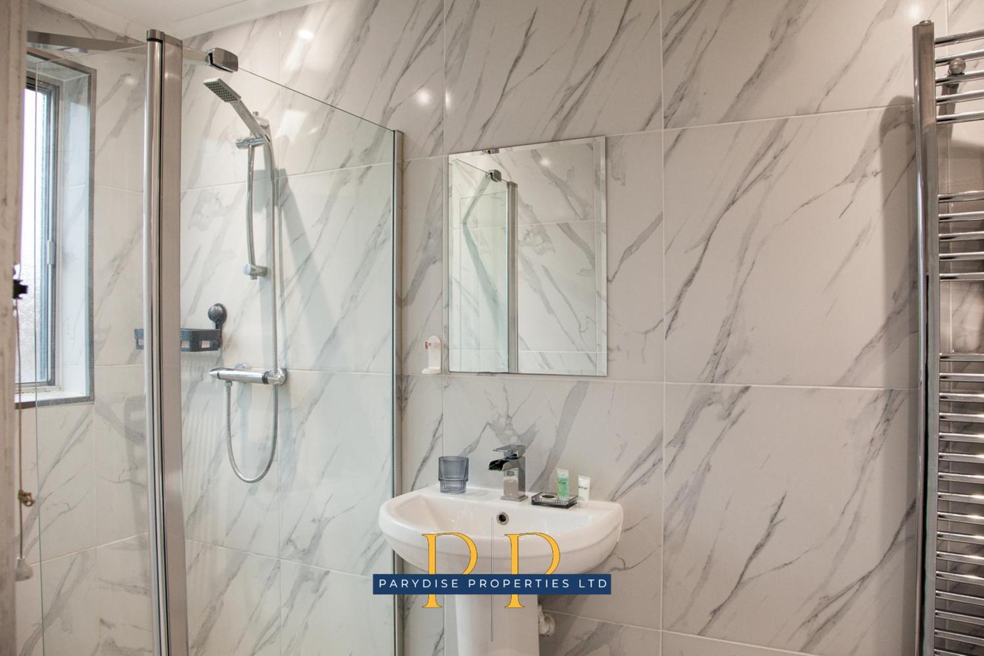The Knutton House - Spacious Comfort By Parydise Properties - Leisure & Business Stays - Sleeps 7 ニューカッスル・アンダー・ライム エクステリア 写真
