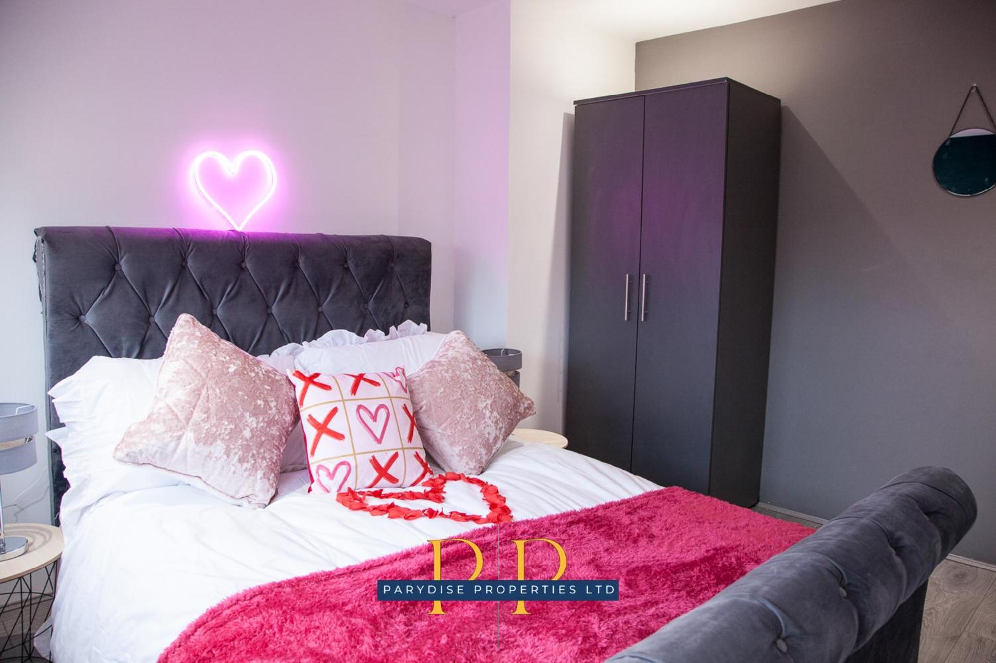 The Knutton House - Spacious Comfort By Parydise Properties - Leisure & Business Stays - Sleeps 7 ニューカッスル・アンダー・ライム エクステリア 写真