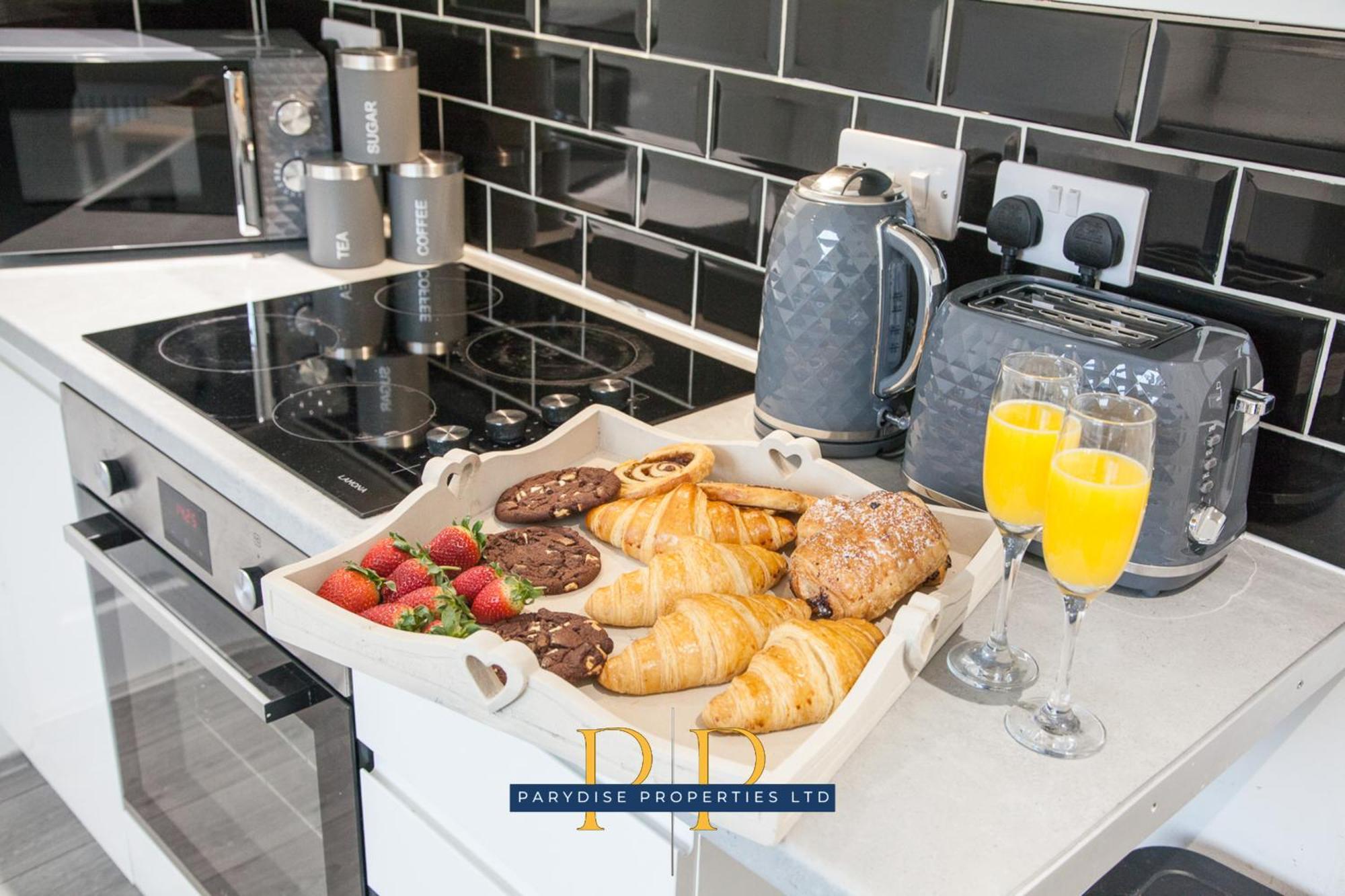 The Knutton House - Spacious Comfort By Parydise Properties - Leisure & Business Stays - Sleeps 7 ニューカッスル・アンダー・ライム エクステリア 写真