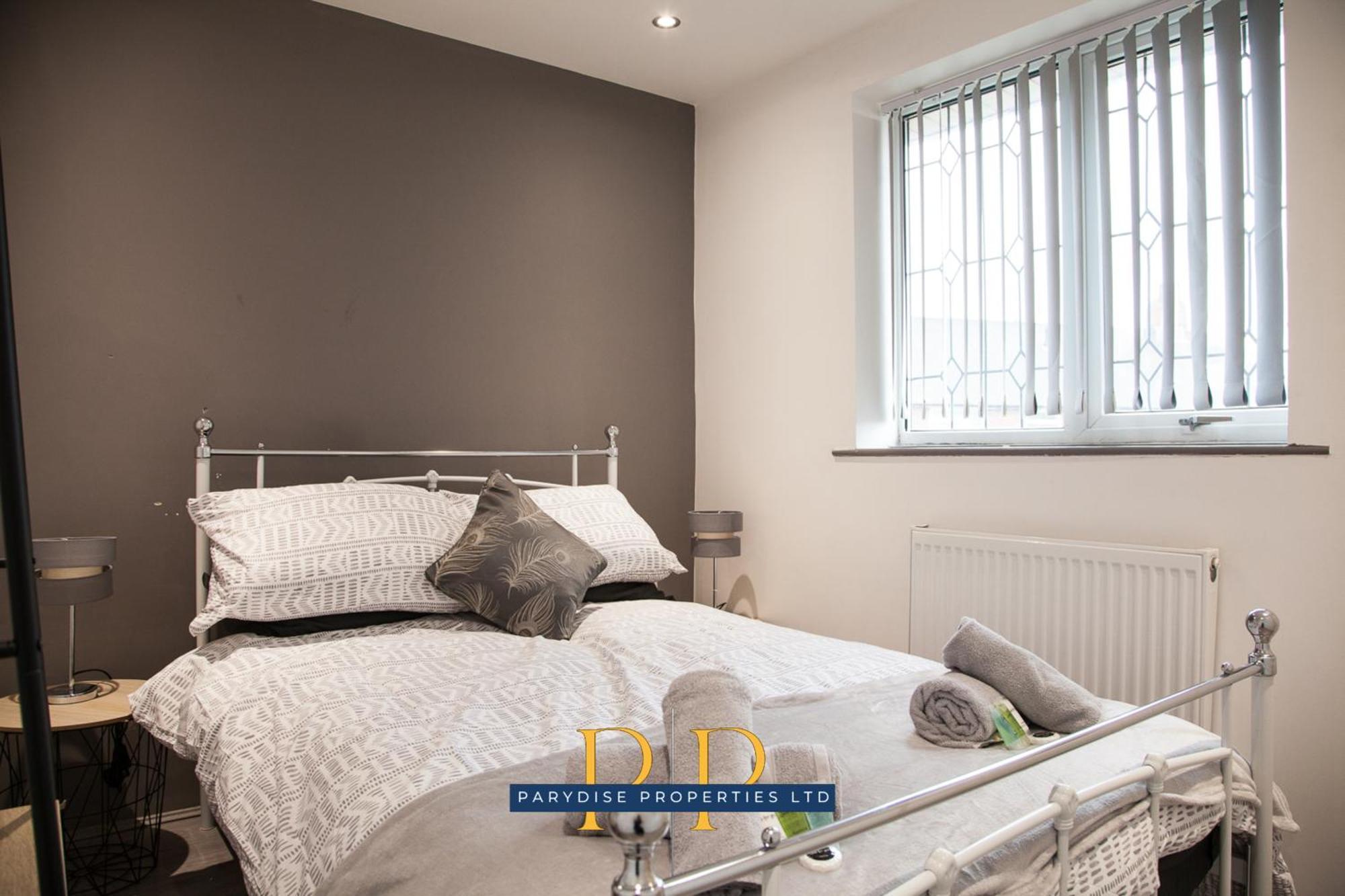 The Knutton House - Spacious Comfort By Parydise Properties - Leisure & Business Stays - Sleeps 7 ニューカッスル・アンダー・ライム エクステリア 写真