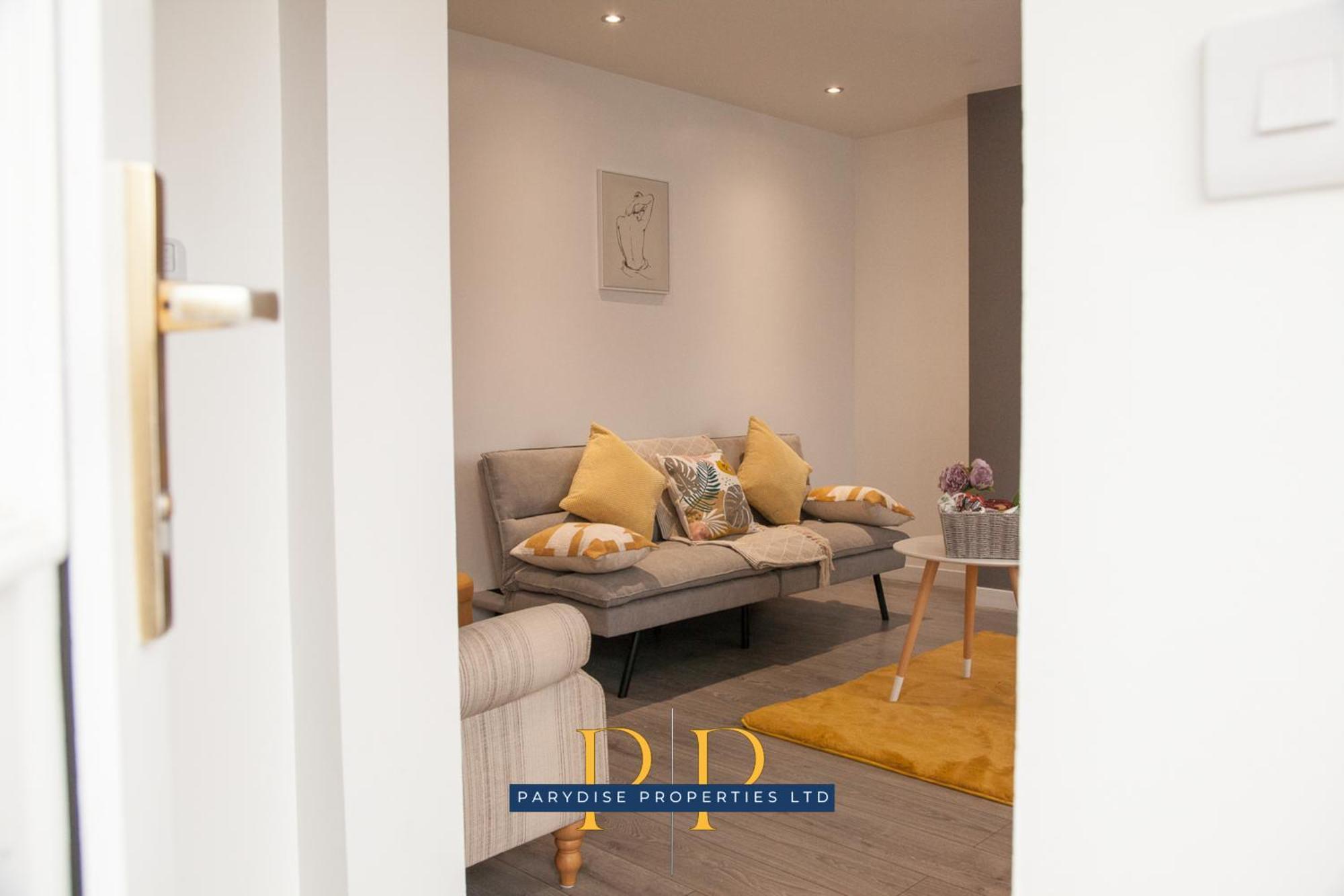 The Knutton House - Spacious Comfort By Parydise Properties - Leisure & Business Stays - Sleeps 7 ニューカッスル・アンダー・ライム エクステリア 写真
