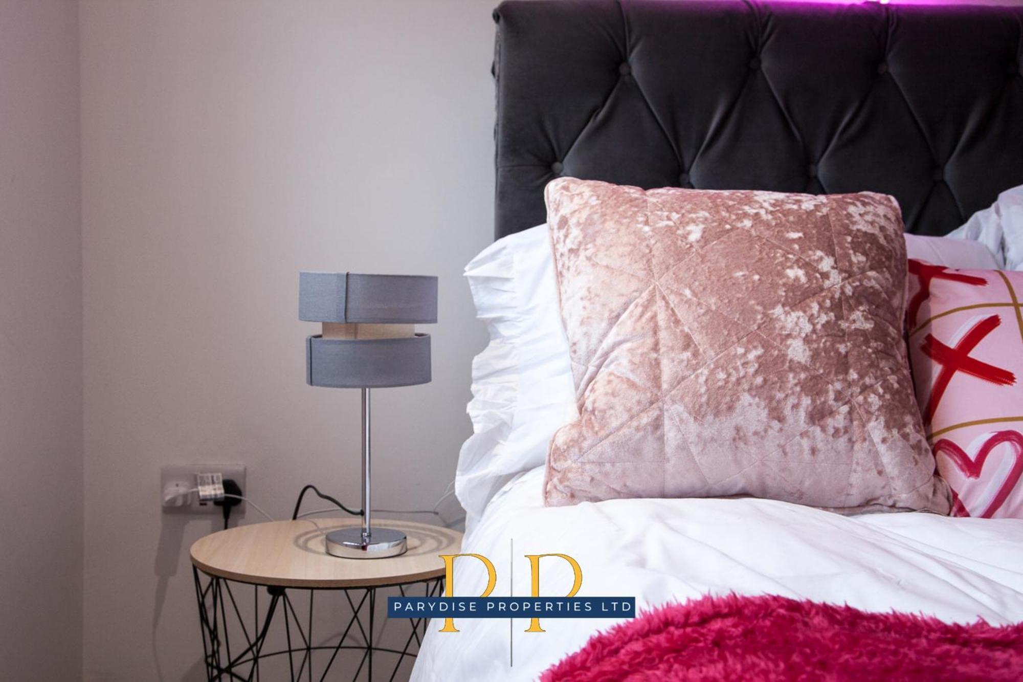 The Knutton House - Spacious Comfort By Parydise Properties - Leisure & Business Stays - Sleeps 7 ニューカッスル・アンダー・ライム エクステリア 写真