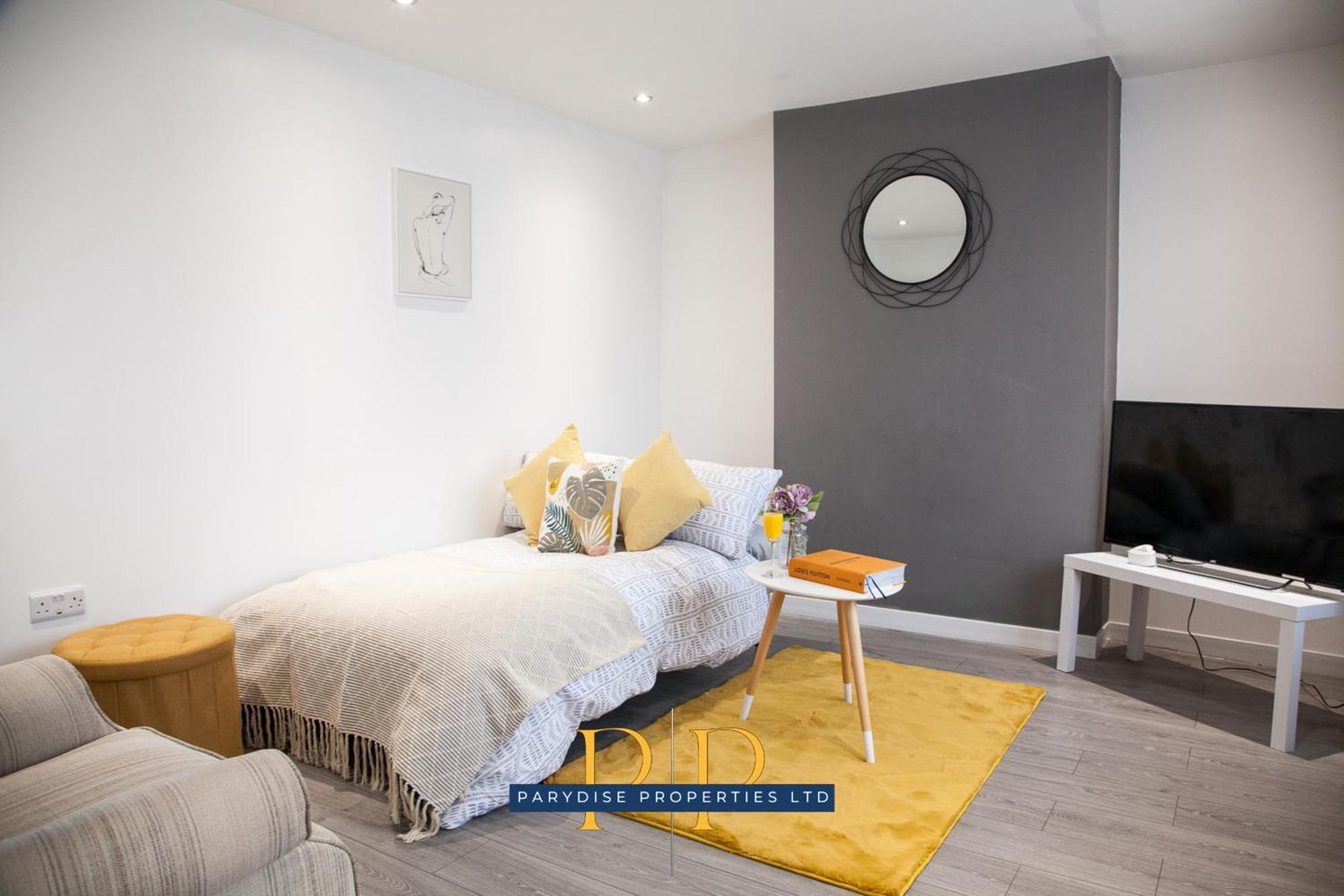 The Knutton House - Spacious Comfort By Parydise Properties - Leisure & Business Stays - Sleeps 7 ニューカッスル・アンダー・ライム エクステリア 写真