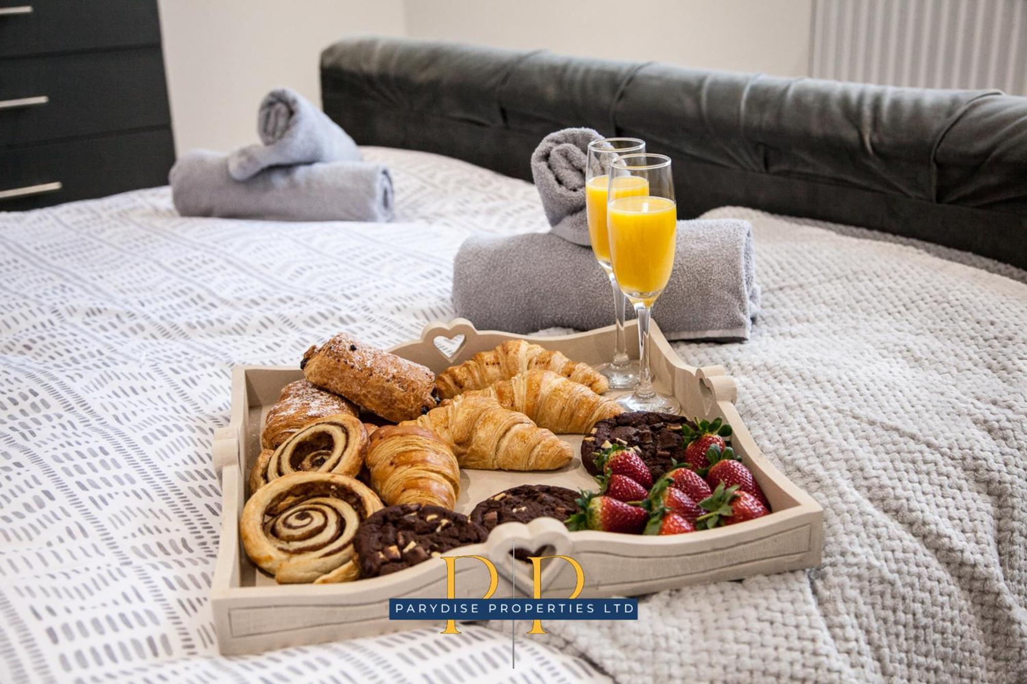 The Knutton House - Spacious Comfort By Parydise Properties - Leisure & Business Stays - Sleeps 7 ニューカッスル・アンダー・ライム エクステリア 写真