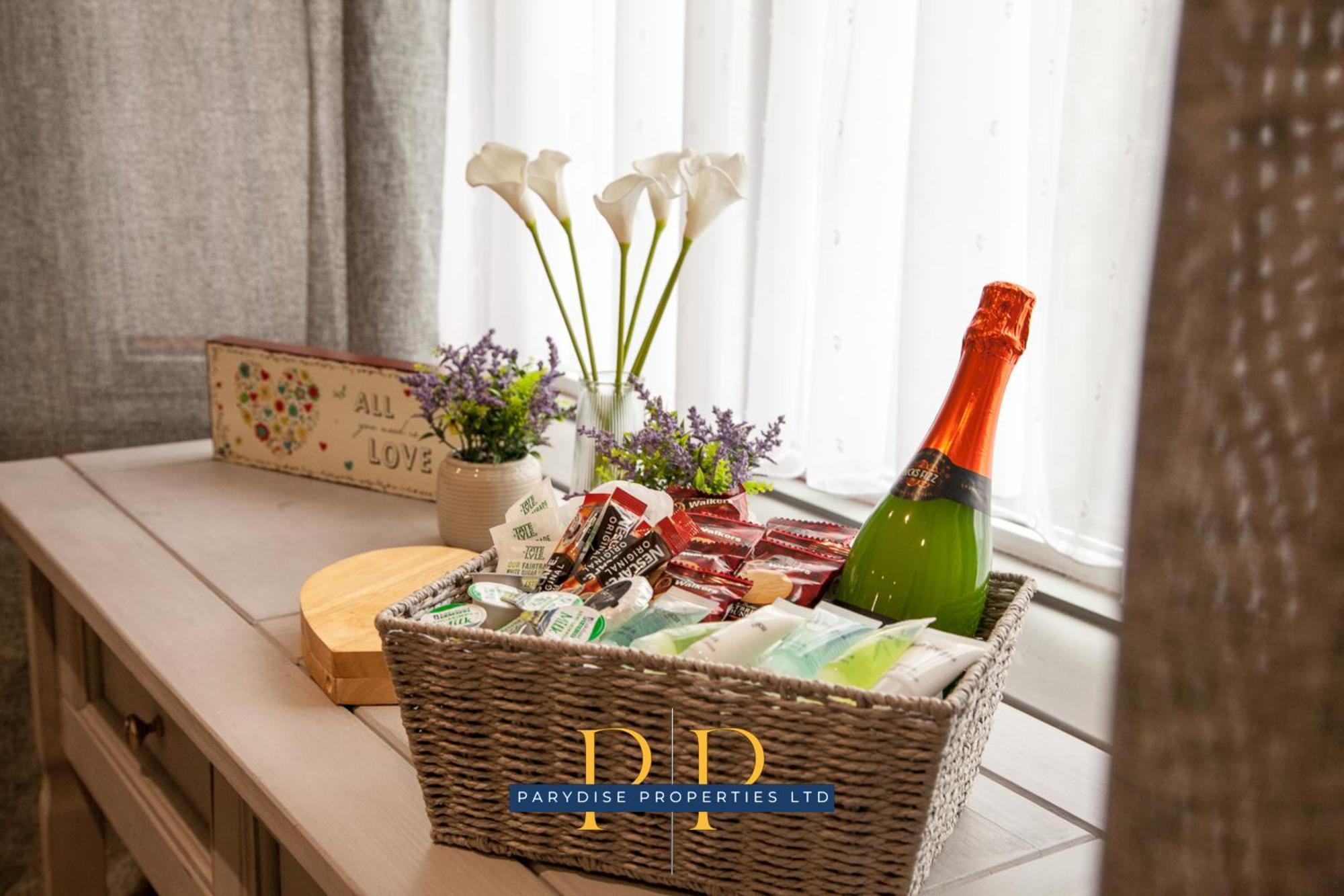 The Knutton House - Spacious Comfort By Parydise Properties - Leisure & Business Stays - Sleeps 7 ニューカッスル・アンダー・ライム エクステリア 写真