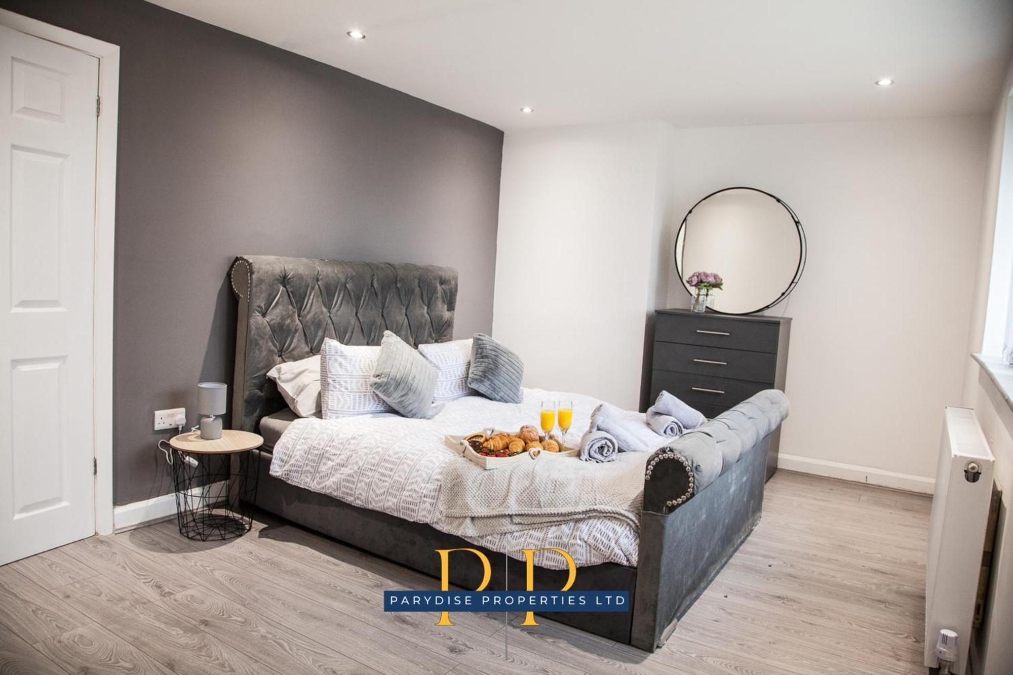 The Knutton House - Spacious Comfort By Parydise Properties - Leisure & Business Stays - Sleeps 7 ニューカッスル・アンダー・ライム エクステリア 写真